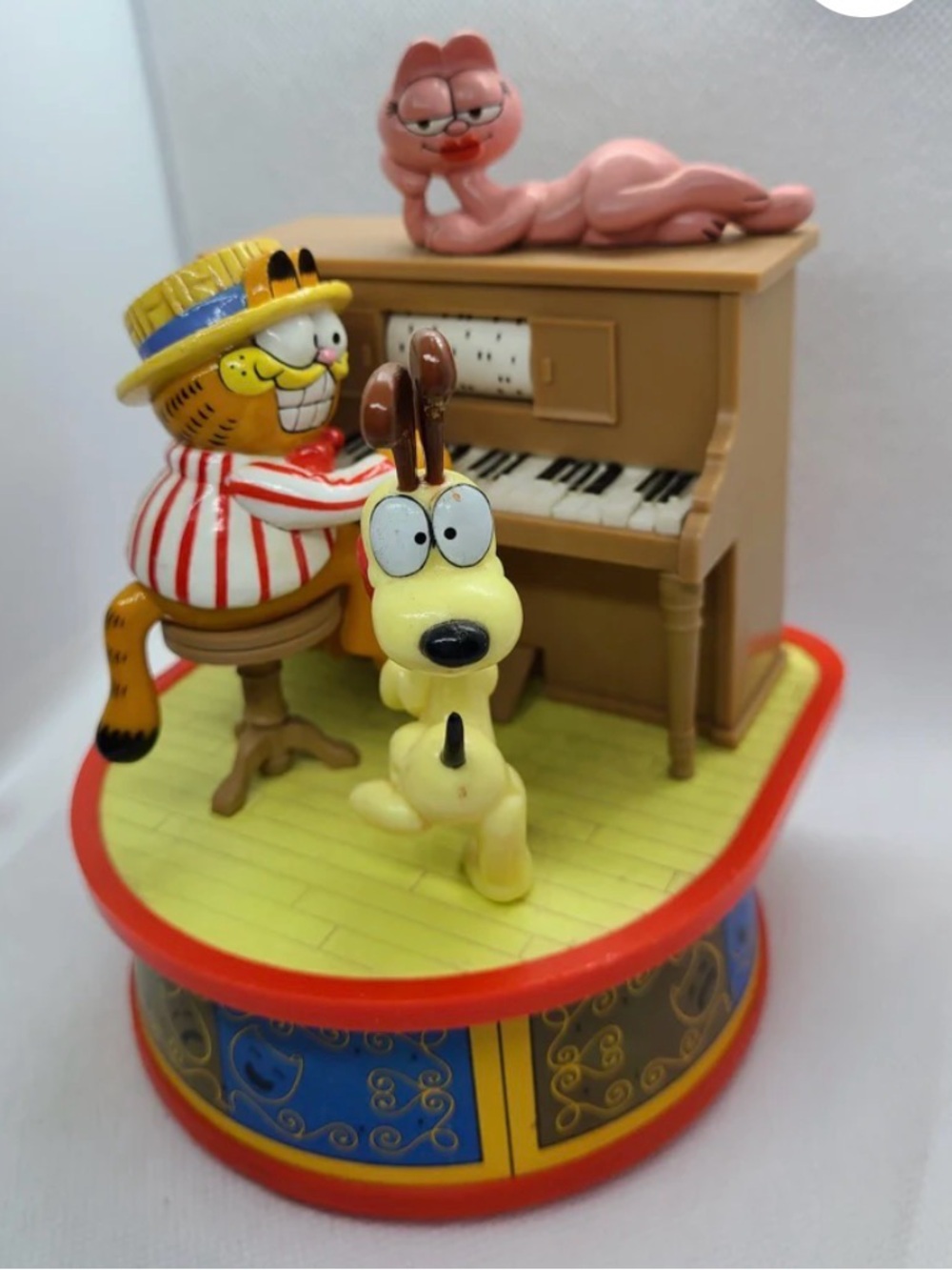 Garfield Odie and Arlene vintage music box plays "The entertainer"